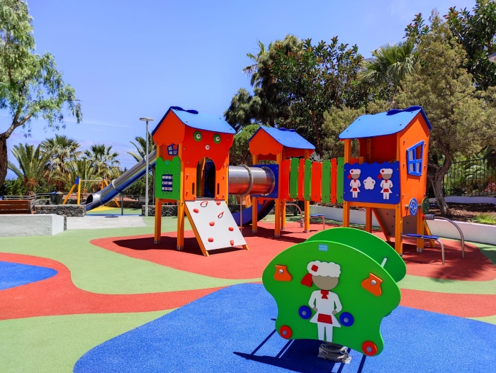 El parque infantil anexo al Ayuntamiento de La Frontera abre sus puertas al público