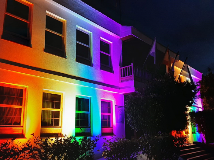 La Frontera se ilumina ilumina con los colores del arco iris en el Día del Orgullo