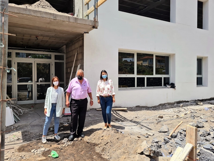 Representantes regionales y autoridades locales visitan la obra de la futura Escuela Infantil de La Frontera