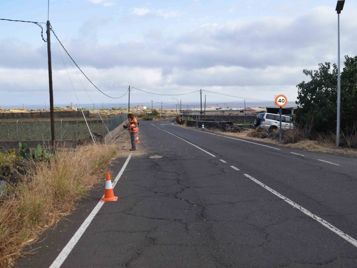 La Frontera contrata el servicio de desbroce y limpieza de los márgenes de  las carreteras, calles y caminos del municipio