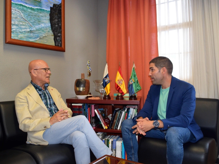 El Diputado del Común visita el Ayuntamiento de La Frontera