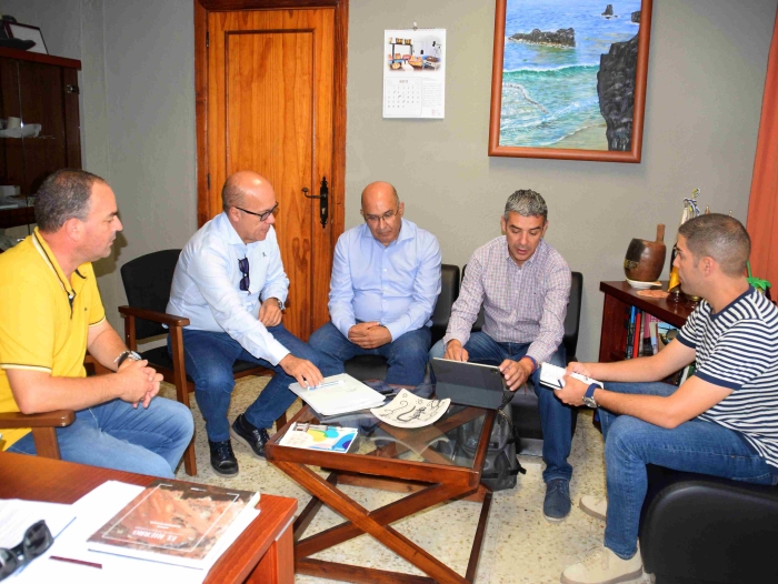 El consejero de Agricultura del Gobierno de Canarias, Narvay Quintero y el alcalde de La Frontera, Pablo Rodríguez, mantienen una reunión para tratar temas del sector que afectan al municipio