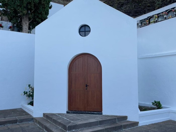 El Ayuntamiento renueva la puerta de la Capilla del Cementerio de Los Corchos