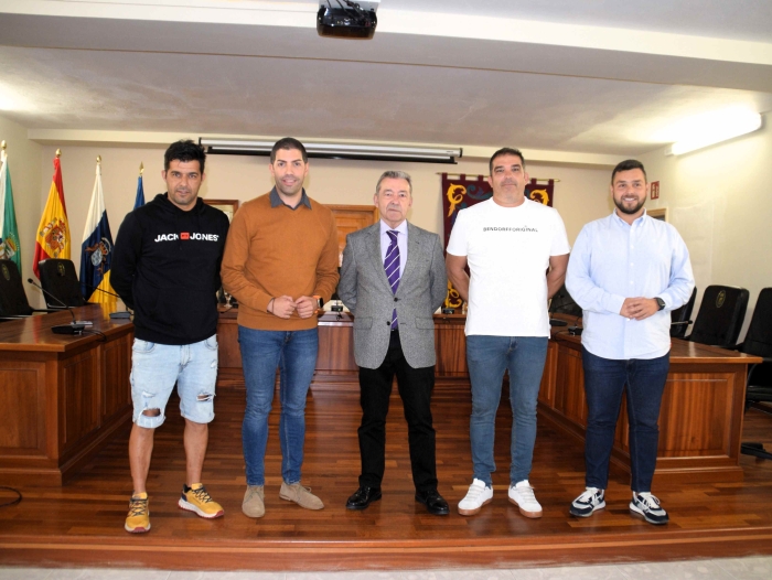 El presidente del Club Deportivo Tenerife visita el Ayuntamiento de La Frontera