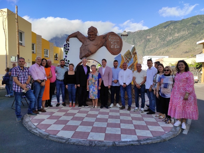 La plaza de Merese ya cuenta con su escultura homenaje a los viticultores del Valle de El Golfo