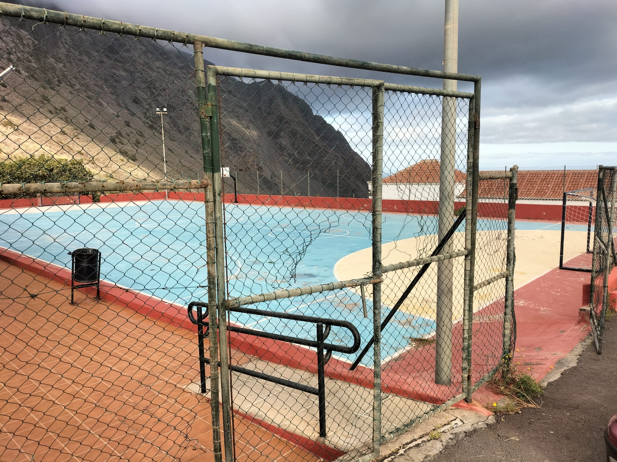 El Ayuntamiento de La Frontera solicita al Cabildo de El Hierro el arreglo del polideportivo de Sabinosa