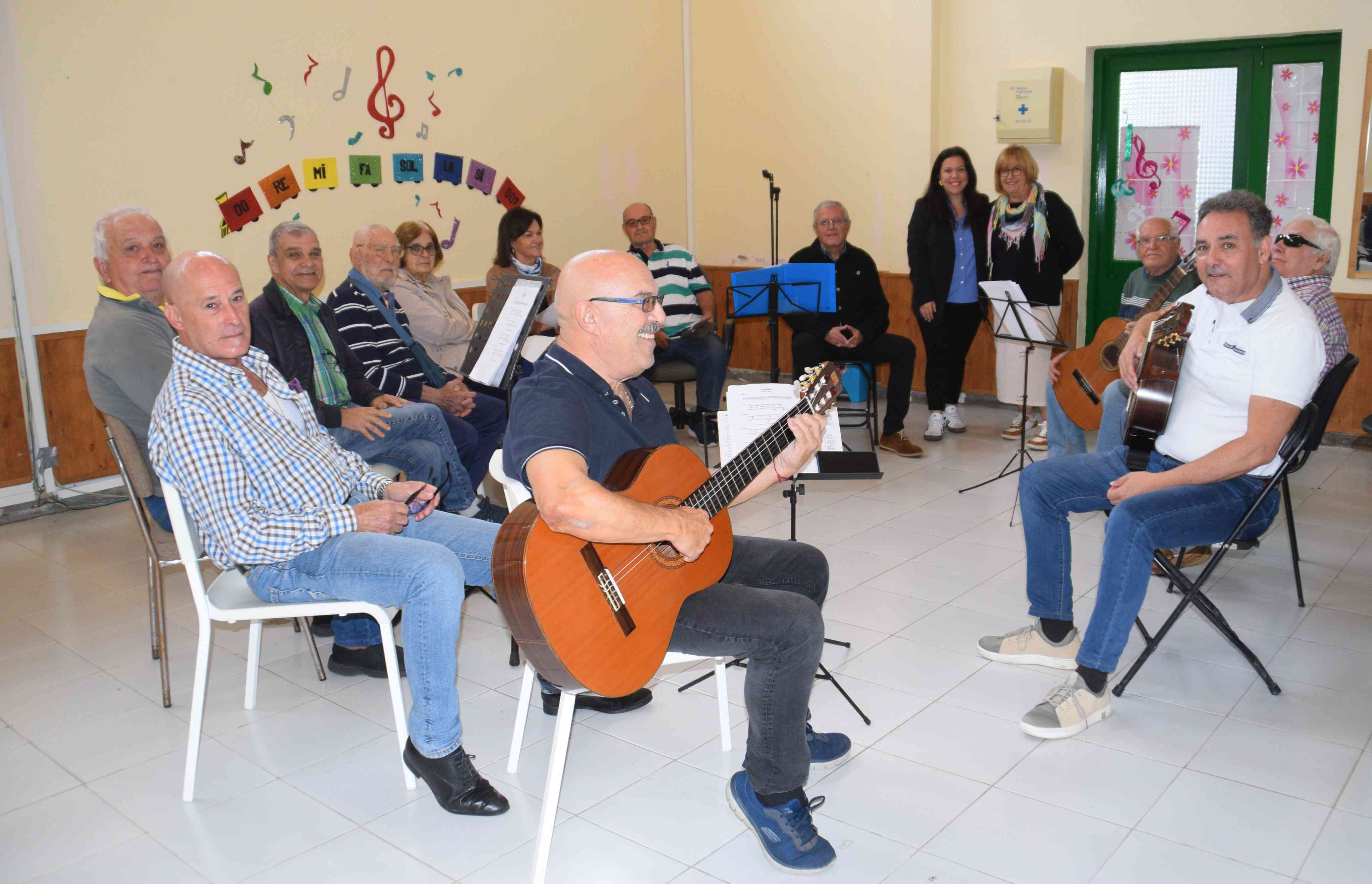  El Ayuntamiento de La Frontera promueve clases de música para personas mayores