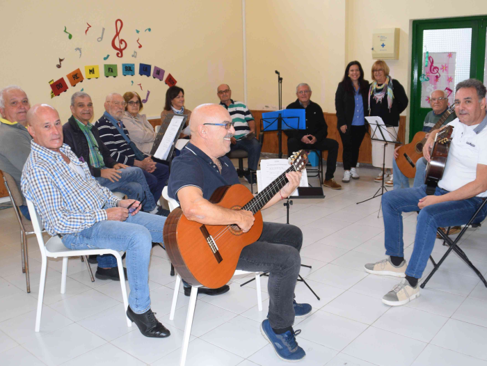 El Ayuntamiento de La Frontera promueve clases de música para personas mayores